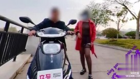 【勾引陌生人】老婆勾引一个骑电瓶车的陌生人在野外操她，还拍了视频给绿帽老公看