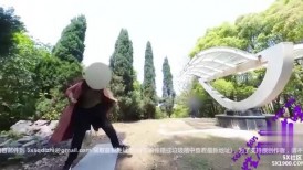 【露出勾引】户外瑜伽，勾引陌生男人帮忙自慰，被人看见