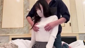 FC2 4857234 [提供未剪辑片段] 与一位据说<被偶像星探围堵>的人气咖啡店员工签订的秘密表演合同。未经任何处理的奶油派拍摄。4K超高清画面 [有]