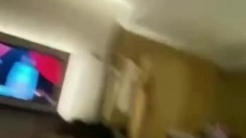 极品夫妻【5XSQ】给老婆约了两个大学生，刮了毛，把腿掰开轮番上