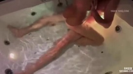 漂亮淫妻 身材丰满吃鸡啪啪被胖哥单男从浴室到房间无套输出无毛肥鲍鱼