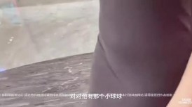 约出来一个05年的绝品微胖小骚货，超级配合太会玩了，第一次见面就让她裸体真空上阵，塞着跳蛋出门逛街，精液偷偷射到碗里让她吃