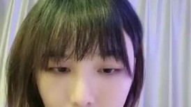 短发气质美女酒店开房和炮友激情，拔下内裤黄瓜插穴