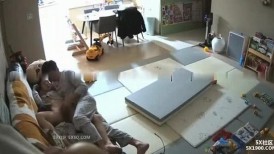 黑客破解家庭网络摄像头TP饥渴小叔把嫂子扑倒在沙发上抠穴干一炮