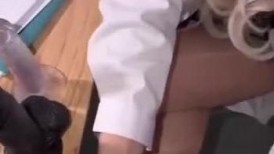 这么尽职的医生真难见啊！以身帮助早泄的患者，医生都被你操死了！发泄过后全射脚上