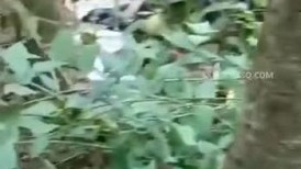 猎奇大爷大娘野战偷情干的正激烈 瓜友竟在旁边扰人好事怼脸拍摄 气的大爷大骂傻B差点吓阳痿！