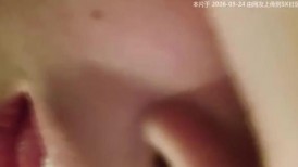 超级清纯可爱的圆脸小萝莉跟男友激情做爱露脸口交被大鸡巴疯狂的抽插全程露脸骚叫不断，不雅视频流出_IMG_20240416_100812_1080p