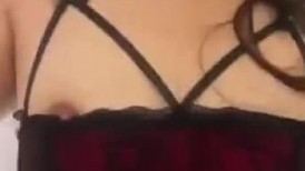 极品情侣母狗在酒店跟男友玩SM情趣，穿上红色制服和丝袜，这也太诱惑了，不雅视频流出IMG_0990