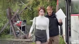 尤物禦姐H奶辣模【辛尤裏】最新02月作品《女房仲的性愛巴士》口交無套實戰手指潮吹