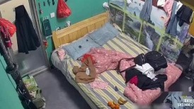 4月最新破解家庭摄像头偷拍❤️戴眼镜的骚女把熟睡的老公叫醒和他大战前戏调情有趣
