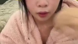 短发精神小妹直播大秀丝袜自慰❤️，极品反差短发小骚货穿黑丝直播抬腿露穴，手指猛扣粉嫩骚逼喷水高潮，丝袜湿透抽搐2