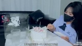 大奶美鲍【樱空桃桃】最新作品，生日当天外卖小哥把我的蛋糕打翻，只能用他的肉棒偿还