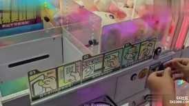 兄妹乱伦大神狂情哥哥电玩城抓娃娃游戏后回家沙发上激情后入 疯狂浇灌妹妹