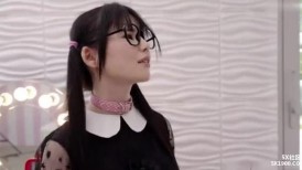超可愛日本蘿莉網紅妹妹「5XSQ」戴眼鏡可愛製服被猛男治療！指奸小穴到深喉狂吸，各種體位猛幹到爆射高
