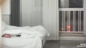 民宿旅馆服务员猫眼高清偷拍年轻情侣开房啪啪小哥操得大胸女友奶子不停晃