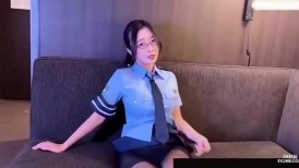 【警官我袭击你的话，你会不会枪毙我呀！】女友化身性感女警官被骑乘狂操颜射吞精，体验袭警的快感！