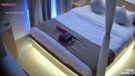 安防酒店偷拍白袜萝莉裙阴毛旺盛的骚货被男友爽约只能自己看视频自慰不断呻吟