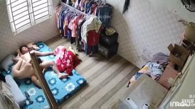 租客破解房东家网络摄像头偷房东和年轻苗条娇妻的日常性生活有时用假鸡巴插逼