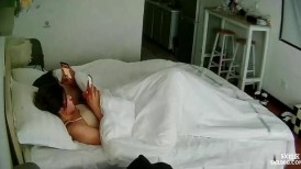 酒店针孔偷拍：上班族白领眼睛婊被小伙手机录制压腿猛操