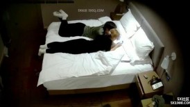 25 1-9新流出天眼酒店高清偷拍时尚金发小妹被很能干的男友无套操穴打桩叫得撕心裂肺完整版