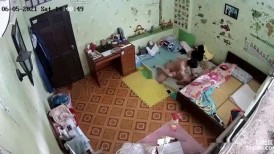 《居家摄像头破解》性欲旺盛的美少妇不停的要老公交公粮大叔快要被榨干了