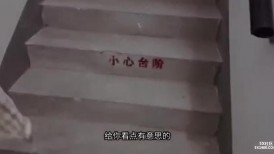 【你别插那么深啊！我要是叫出来，整个小区都听到了！】极品美乳老师出轨学生家长，穿着开裆裤在楼梯间露出做爱！
