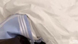 朋友妹妹的嫩穴 主动引诱轻调蜜穴 无套深插骚叫连连 哥哥肉棒好大