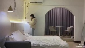 書生4-今天約了一個大三的學生妹，身材苗條沒贅肉皮膚雪白，口交的時候雞巴直接被她吃到喉嚨裏，小穴很緊妹子被操得緊咬嘴唇，模樣讓人性欲大發
