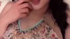 【完美露脸激情对白】要想玩水多的还是得选微胖的，约操极品微胖女神，这种身材真的好嫩啊！操累了让她自己扣逼表演给我看！