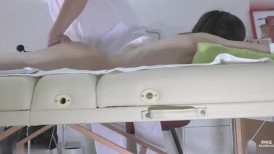 FC2 4892165 [私人拍摄 – 情色整骨师] <长泽雅美的翻版，剃毛人妻> <体验感官按摩会发生什么！？>她的阴部颤抖，乳头坚挺！她只想被操！！