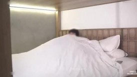 【极品骚学妹趁我睡着钻被窝】捧着我的大鸡巴就是吃，粉嫩的奶子蹭两下鸡巴就硬了！被学长无套输出操喷好多水！