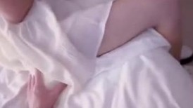 兄妹亂倫【意淫自己妹妹】強爽灌醉妹妹閨蜜摸得她受不了，又粉又嫩中途偷偷拔套狂射無毛白虎穴