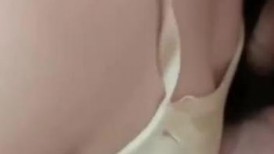 兄妹亂倫【意淫自己妹妹】故意讓妹妹看色情動漫挑逗她 強行撲到狂抽插小穴哭喊著不可以射進去