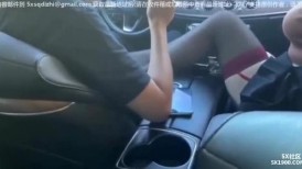 开车带着骚货秘书去见两个客户 没想到在饭桌上就干起来了