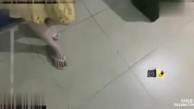 4 校花KTV被灌酒多人轮奸 操到哭都不敢反抗 画面浪荡至极！肉棒一根接一根粗暴捅进去，内射了好几发