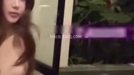 偷偷翻墙到女朋友家趁着她爸妈在睡觉在她房间就把她给操了！