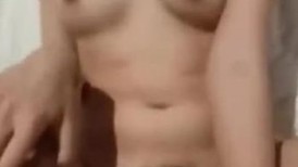 妆后颜值还不错的大学生妹子，卸了妆在床上的颜值略低点，不过骚穴挺嫩的，被男友花式抽插，妹子还会乘骑女上位