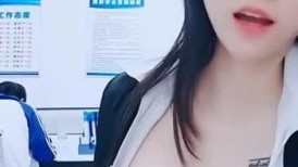 背伦师德】黑丝爆乳女教师勾引补习男学生 看到老师白嫩乳沟 血气方刚裤裆鼓鼓的 帮老师按摩被美鲍榨精爽死