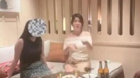 【抖音巨乳】李雅 最新双飞 老婆和情人一起服侍男主 一男两逼 共舔一鸡 无套后入  乳交内射 贵在真实
