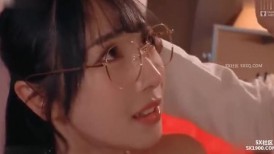 新婚夫妻婚房，羞涩的四眼小娇妻 太漂亮了 甜美又可爱，穿着婚纱啪啪，羞涩难当！有个这么漂亮的小娇妻 精尽人亡啊