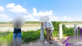 4 户外做爱我和两个男人在人行道上做爱，被人看见了