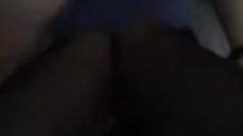 小留子赫斯特维尔租屋里换骚情趣装蒙眼罩，逼被鸡巴猛插喷水叫床，iPhone6S录下她浪荡模样IMG_2686