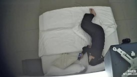 2-20流出酒店上帝视角偷拍❤️丸子头可爱少妇宽衣解带沐浴主动吃鸡求操逼