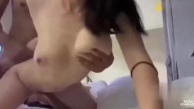 少妇奶子紧紧贴着浴室玻璃，被身后粗鸡巴狂抽猛插。她浪叫着高潮痉挛，骚穴收缩喷水，腿软得差点站不住。