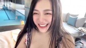 微胖小坦克一对奶子可能都有五斤了 还带点小纹身增加男人的征服欲望 这大屁股无套抽插她 肯定很润 最后直接射她脸上 看她一脸满足的样子