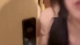 超美颜值！又乖又反差的双马尾小母狗！小巧身材站在镜子前被哥哥操，自己拿手机拍视频记录 看着自己被干的样子特别享受V (1)