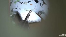 ⁸¹⛳⛳⛳ 江南水乡主题房中 中年大叔带少妇来开房操个逼 这纯熟的动作 默契的配合 少妇怕是快要被大叔操腻了